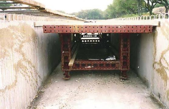 Soldier beam formwork assembly used for a tunnel structure