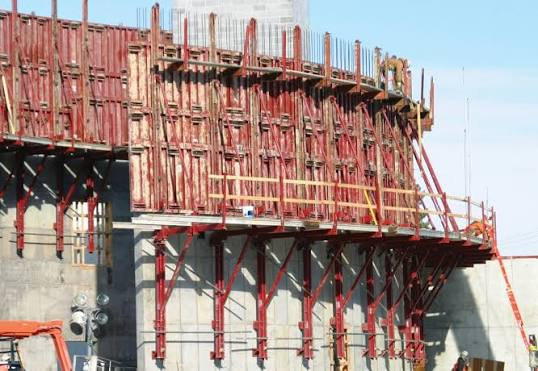 Curved concrete wall formwork with adjustable radius panels and bracing